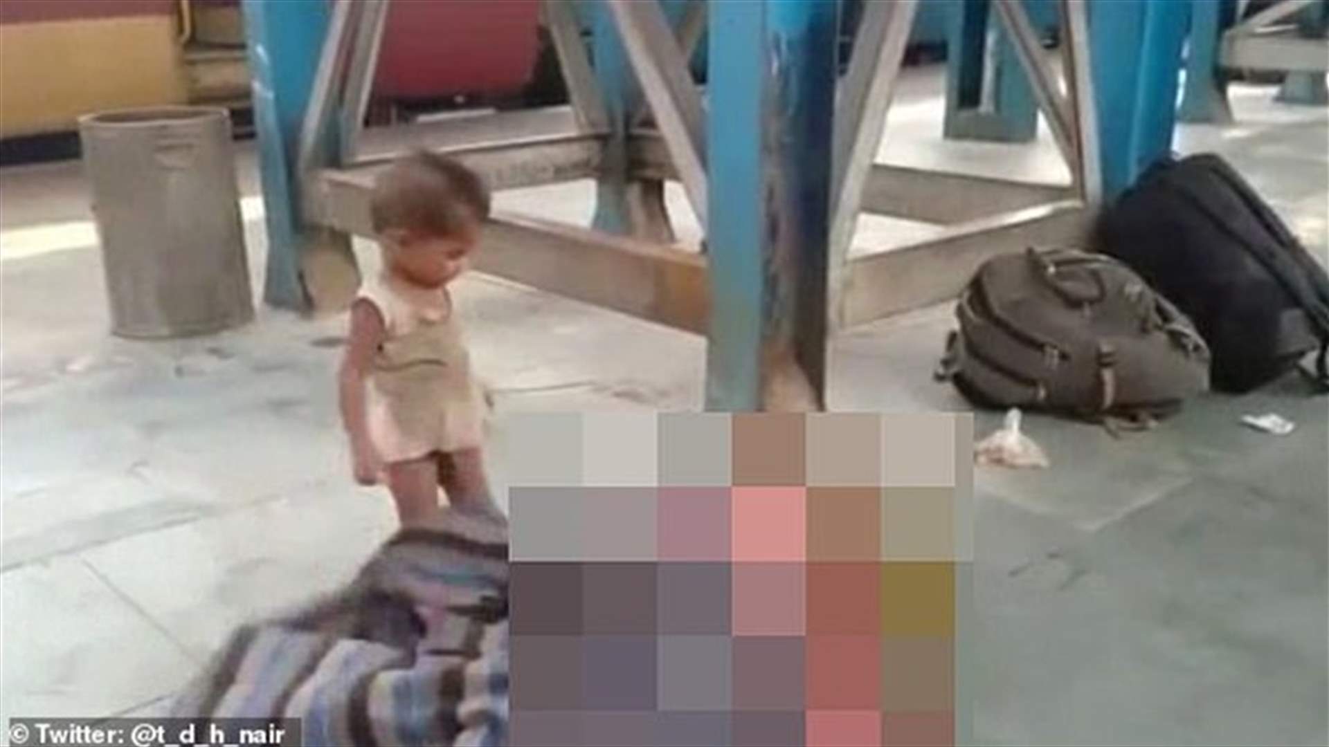 فيديو يكسر القلوب لطفل يلعب حول جثة والدته!