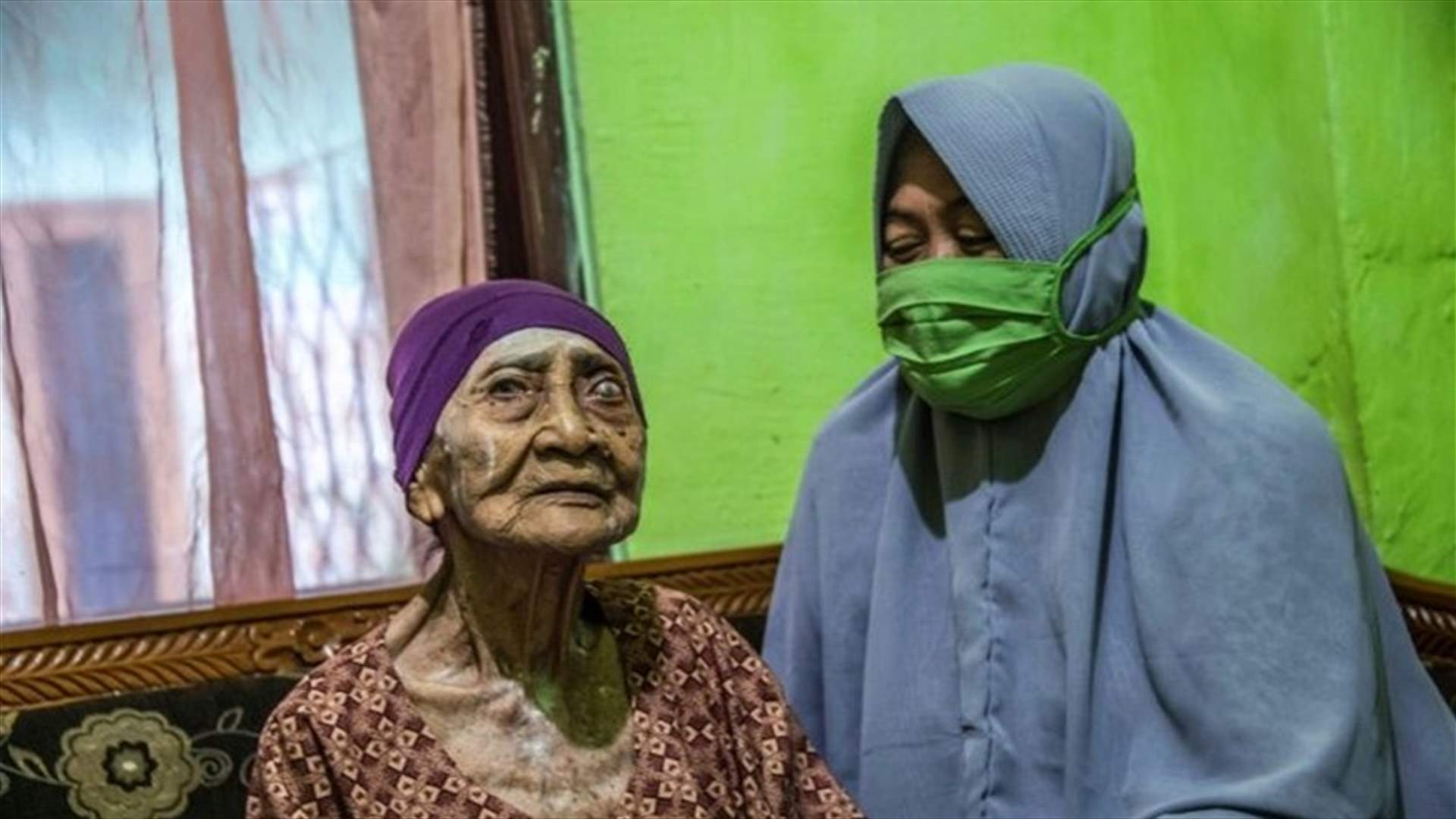 بعد شهرٍ في المستشفى... شفاء إندونيسية في سن المئة من فيروس كورونا