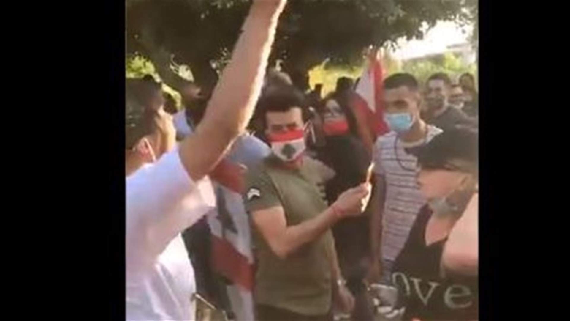 متظاهرون افترشوا طريق القصر الجمهوري