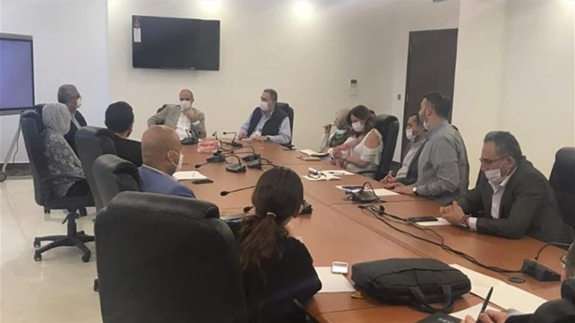 اجتماع لفريق عمل وزارة الصحة لمواكبة تخفيف إجراءات التعبئة... وبحث في مرحلة فتح المطار