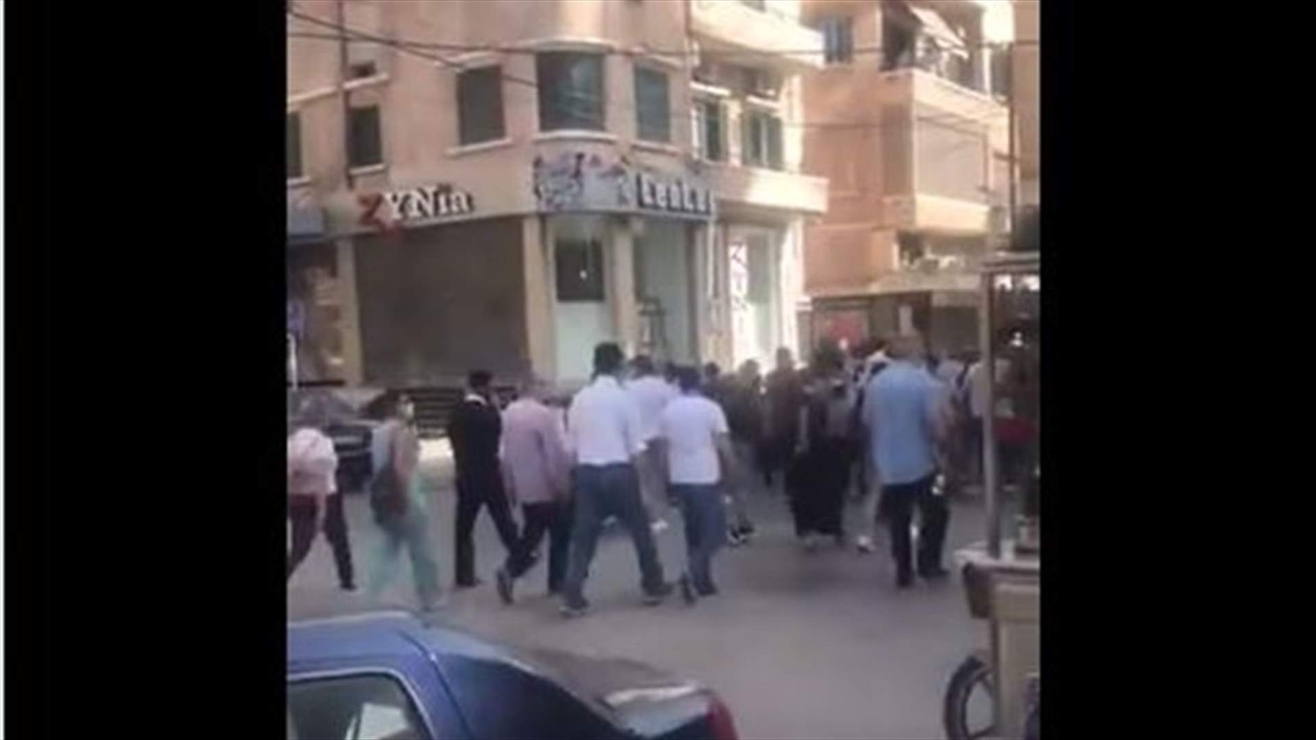 محتجون ينددون بالفساد والغلاء امام منازل عدد من السياسيين في طرابلس