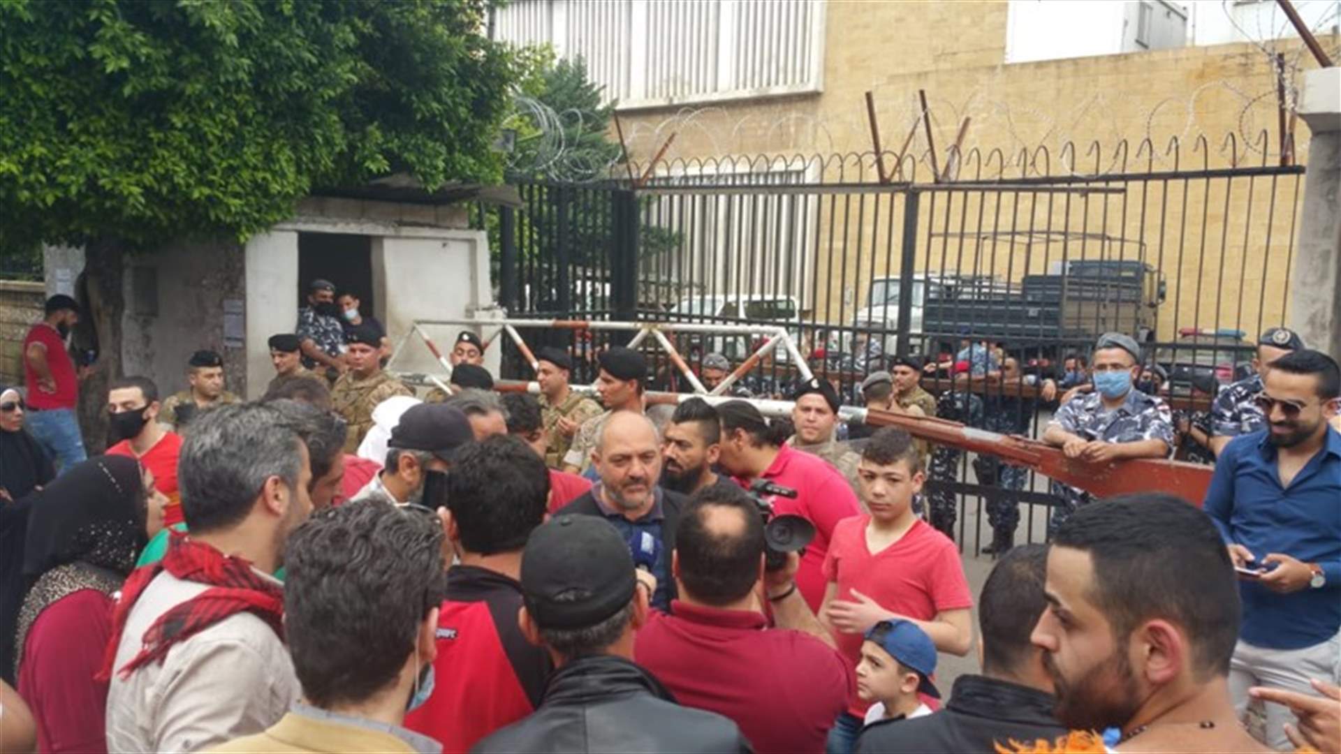 محتجون اعتصموا أمام مدخل سرايا طرابلس
