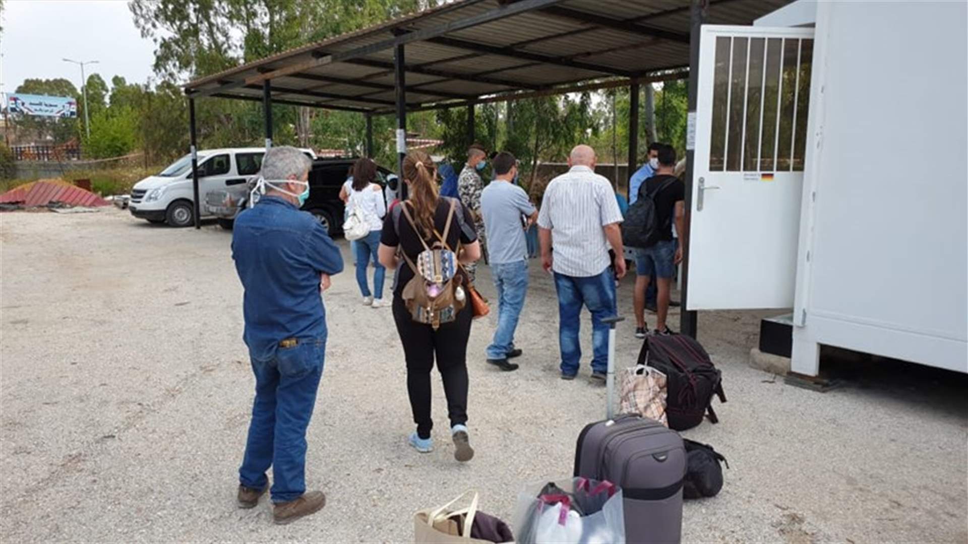 استقبال وافدين لبنانيين عند نقطة العبودية الحدودية الشمالية مع سوريا