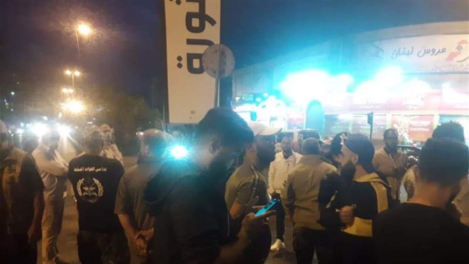 محتجون قطعوا الاوتوستراد امام سرايا طرابلس