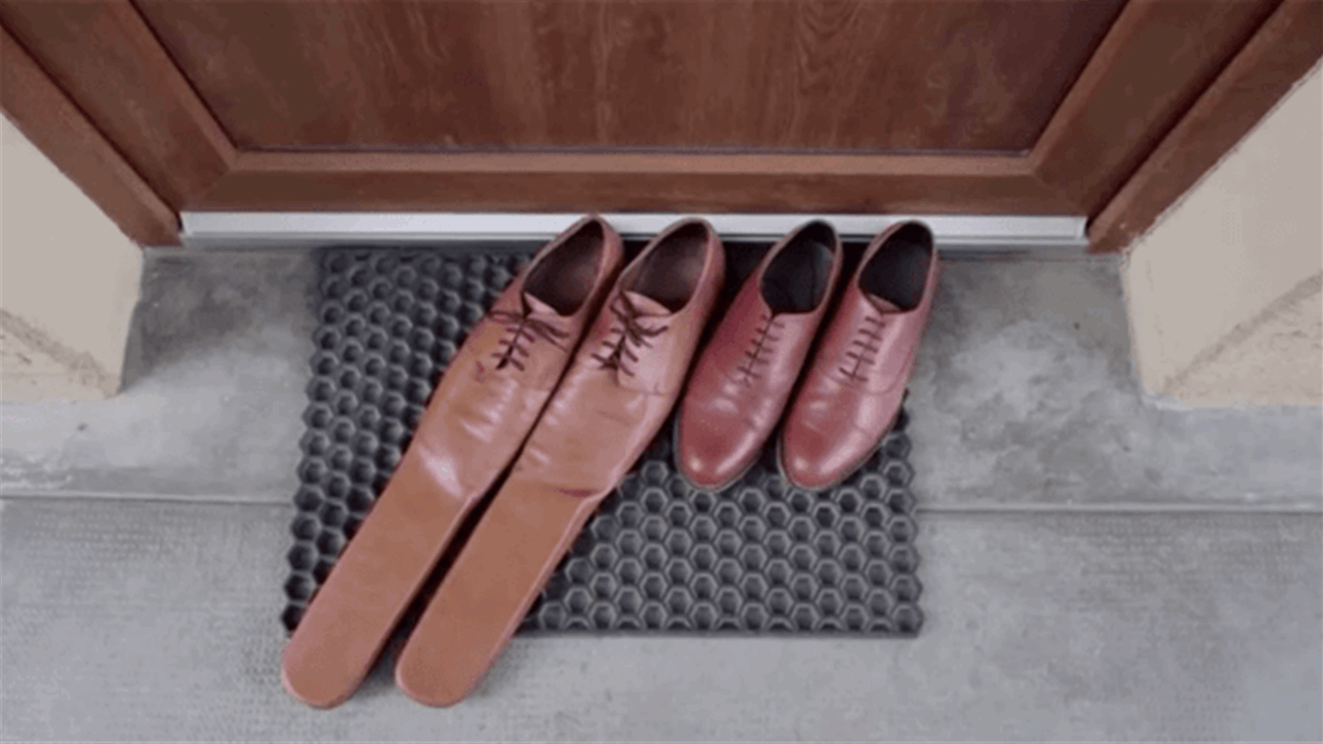 صانع أحذية فى رومانيا يبتكر طريقة جديدة للحفاظ على التباعد الاجتماعي (فيديو)
