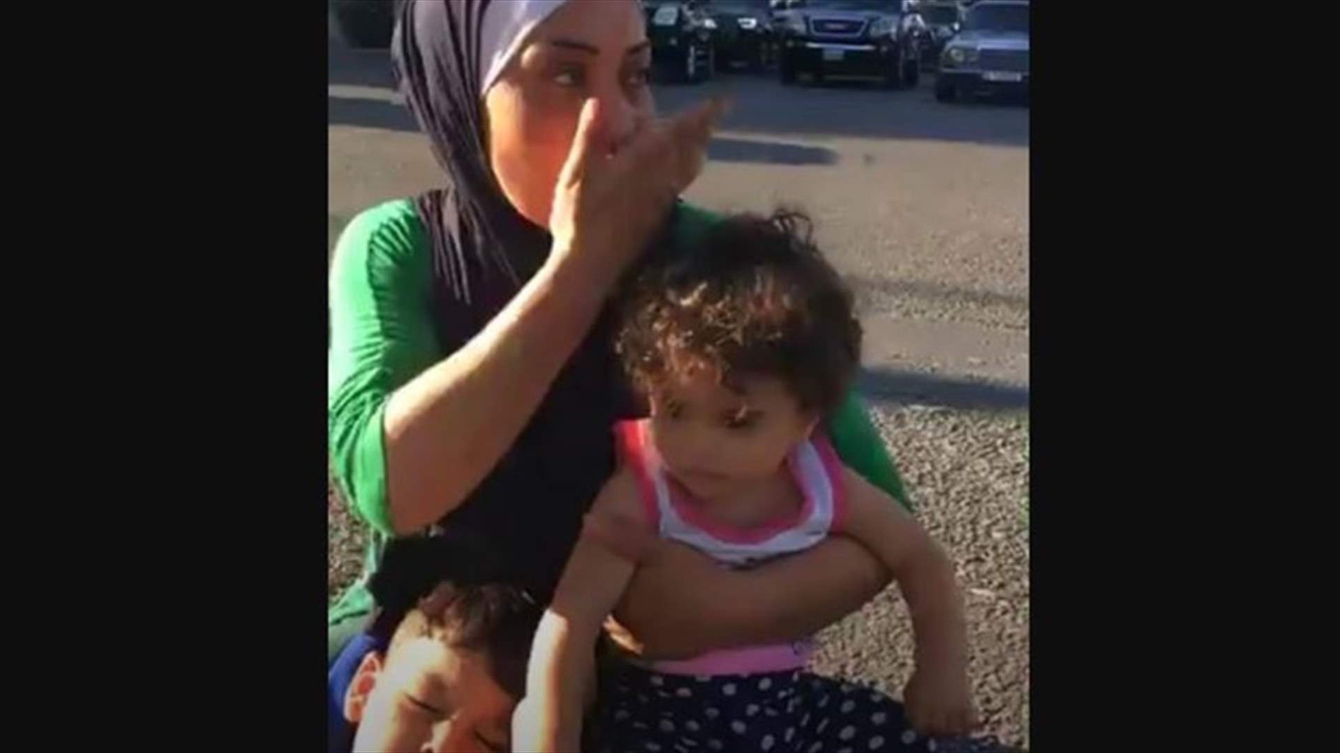 سيّدة افترشت الطريق عند تقاطع ايليا للمطالبة بالإفراج عن ابنها