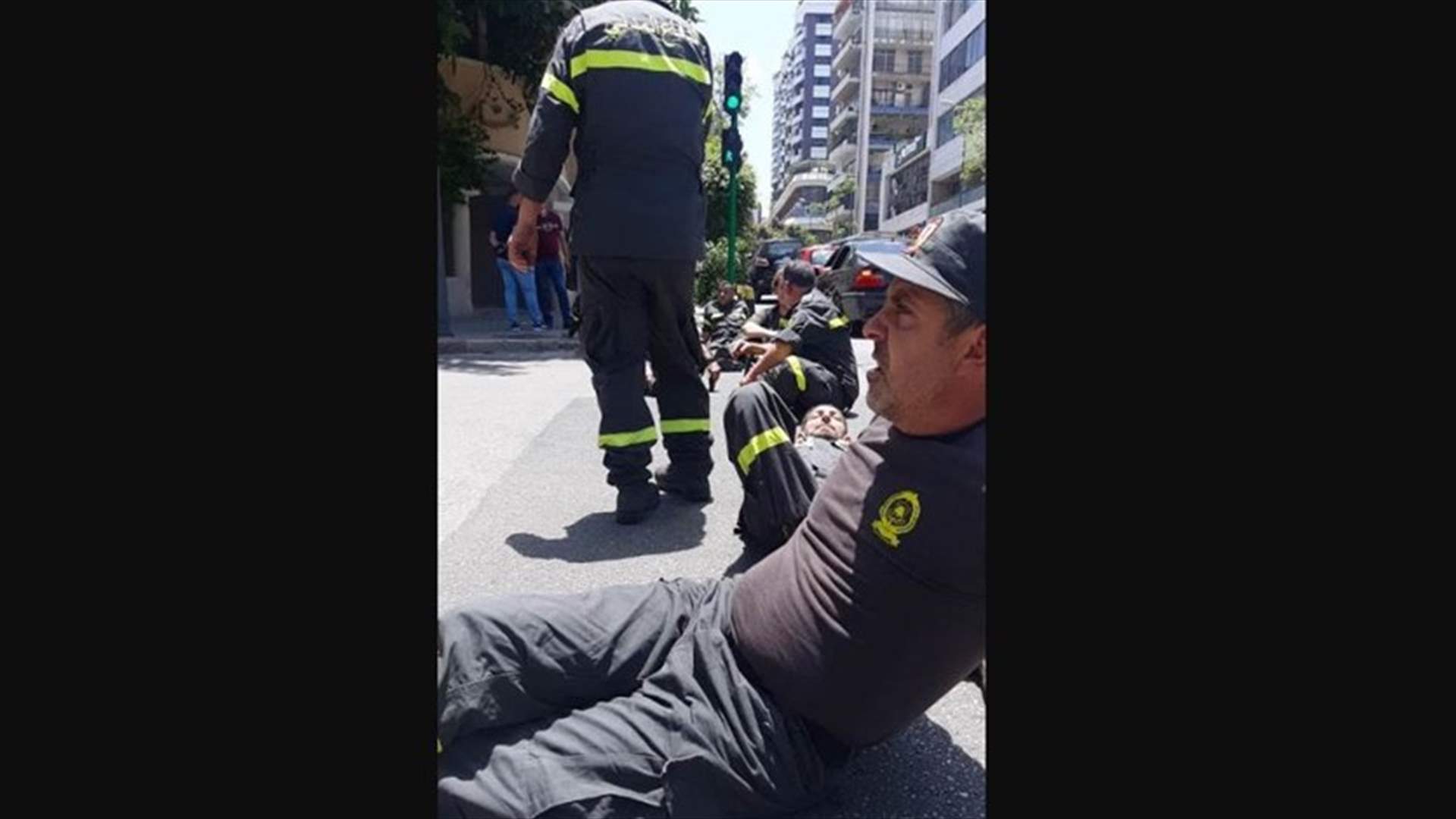 عناصر الدفاع المدني قطعوا الطريق أمام الداخلية وأكّدوا الاستمرار بالاعتصام حتى لقاء فهمي