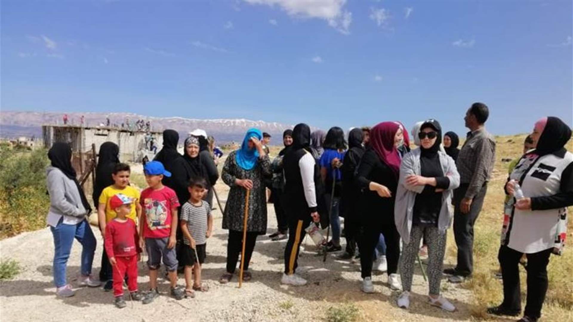مجموعة من النساء تعترض دورية لقوى الأمن لمنعها من قمع مخالفة بناء في بعلبك