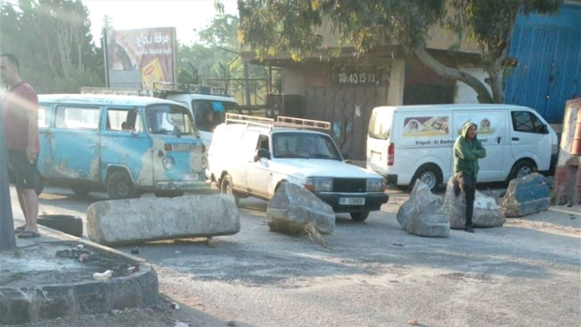 شبان قطعوا الاوتوستراد الدولي في البداوي (صورة)