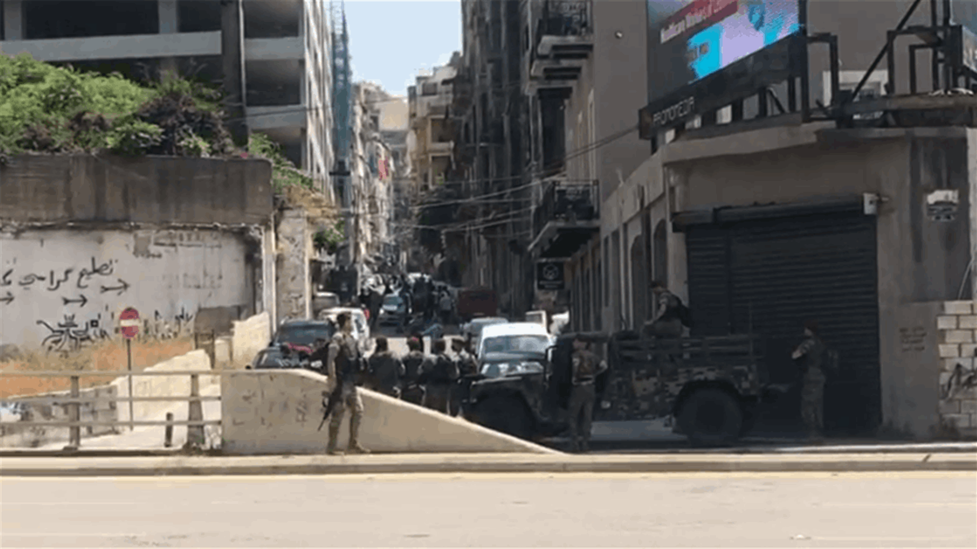 انتشار أمني ونقطة ثابتة للجيش عند مدخل الخندق الغميق (فيديو)