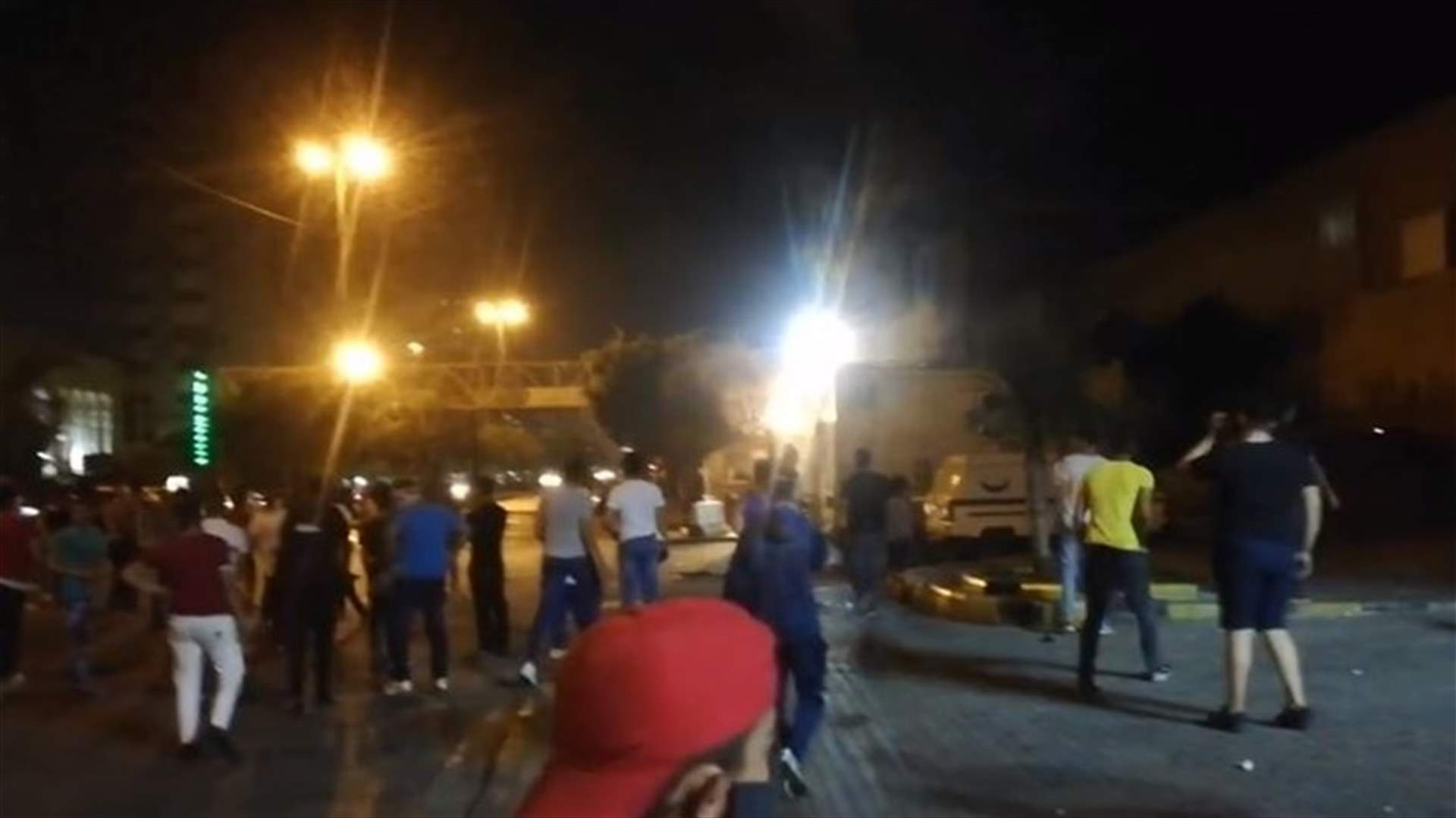 رمي حجارة على مبنى سرايا طرابلس.. والقوى الأمنية تعمل على ابعاد المعتصمين