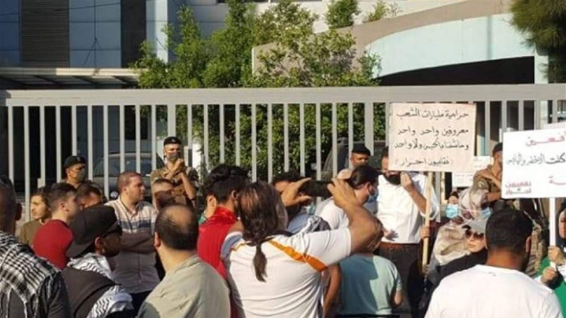 اعتصام أمام سنترال الميناء احتجاجا على قطع الخطوط عن المتخلفين عن الدفع
