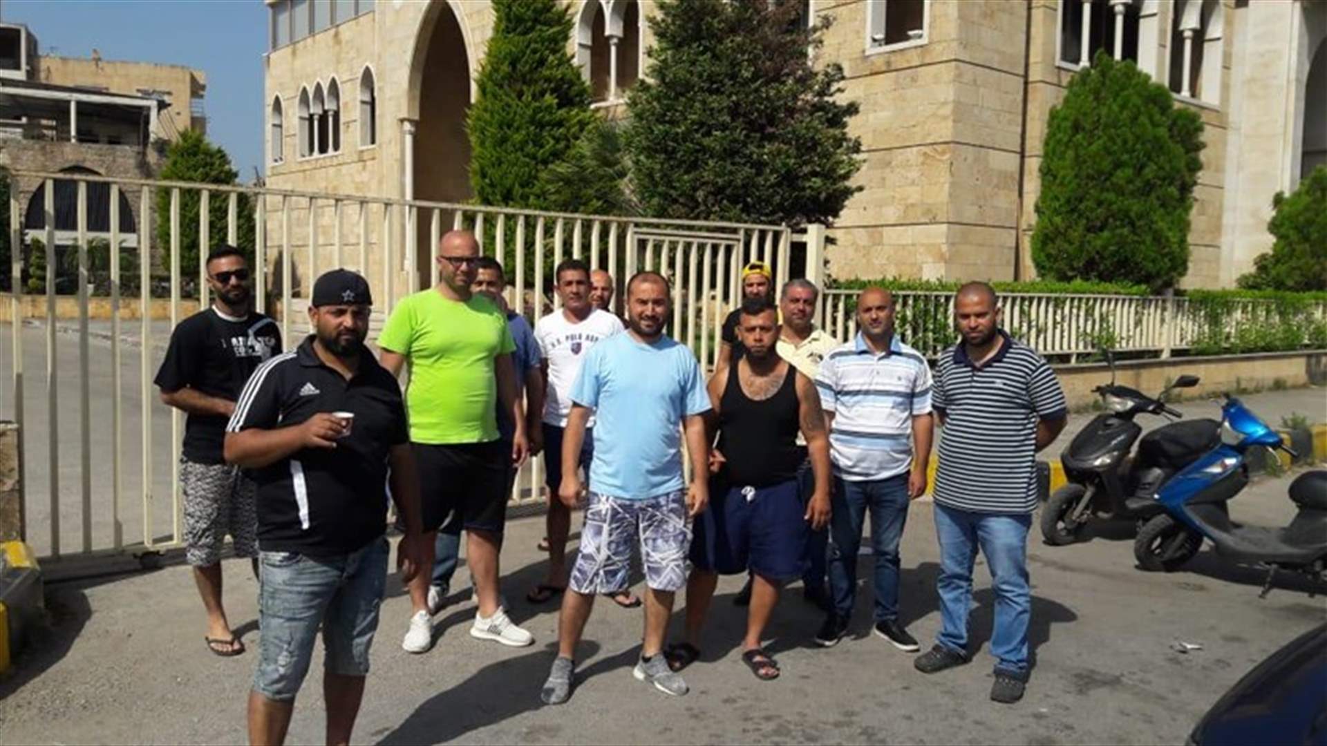 مياومو بلدية الميناء أقفلوا مداخل القصر البلدي وهددوا بالتصعيد