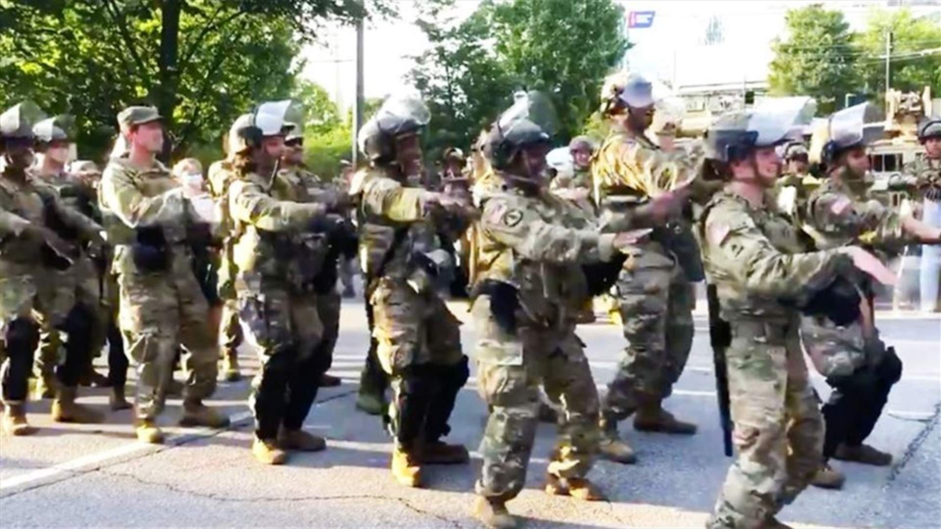جنود الحرس الوطني الأميركي يرقصون الـ"ماكارينا" أمام المتظاهرين (فيديو)