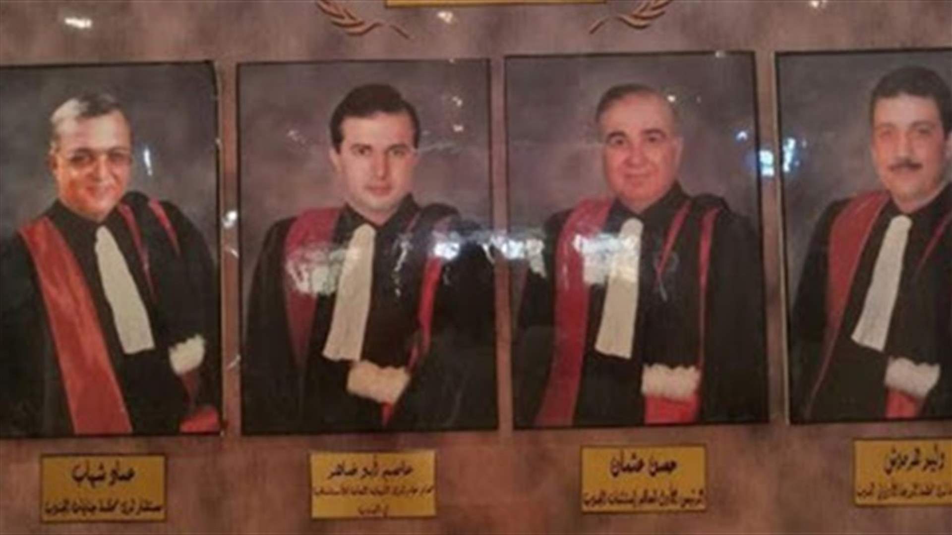 رئيس مجلس القضاء الأعلى وضع إكليلاً من الزهر على النصب التذكاري للقضاة الشهداء