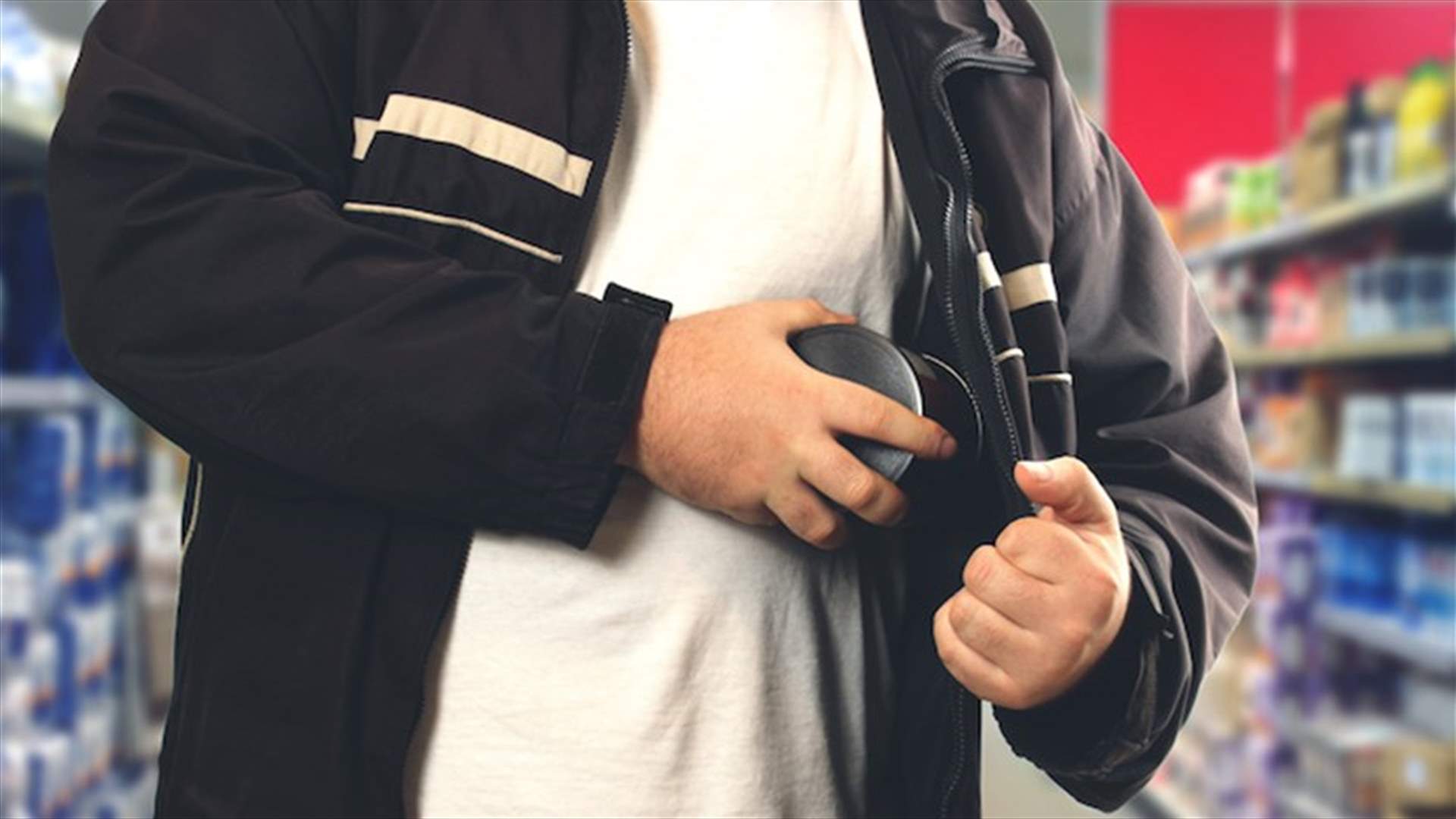 هرب بعد سرقة متجر... لكنه نسي خلفه أغلى ما يملك!