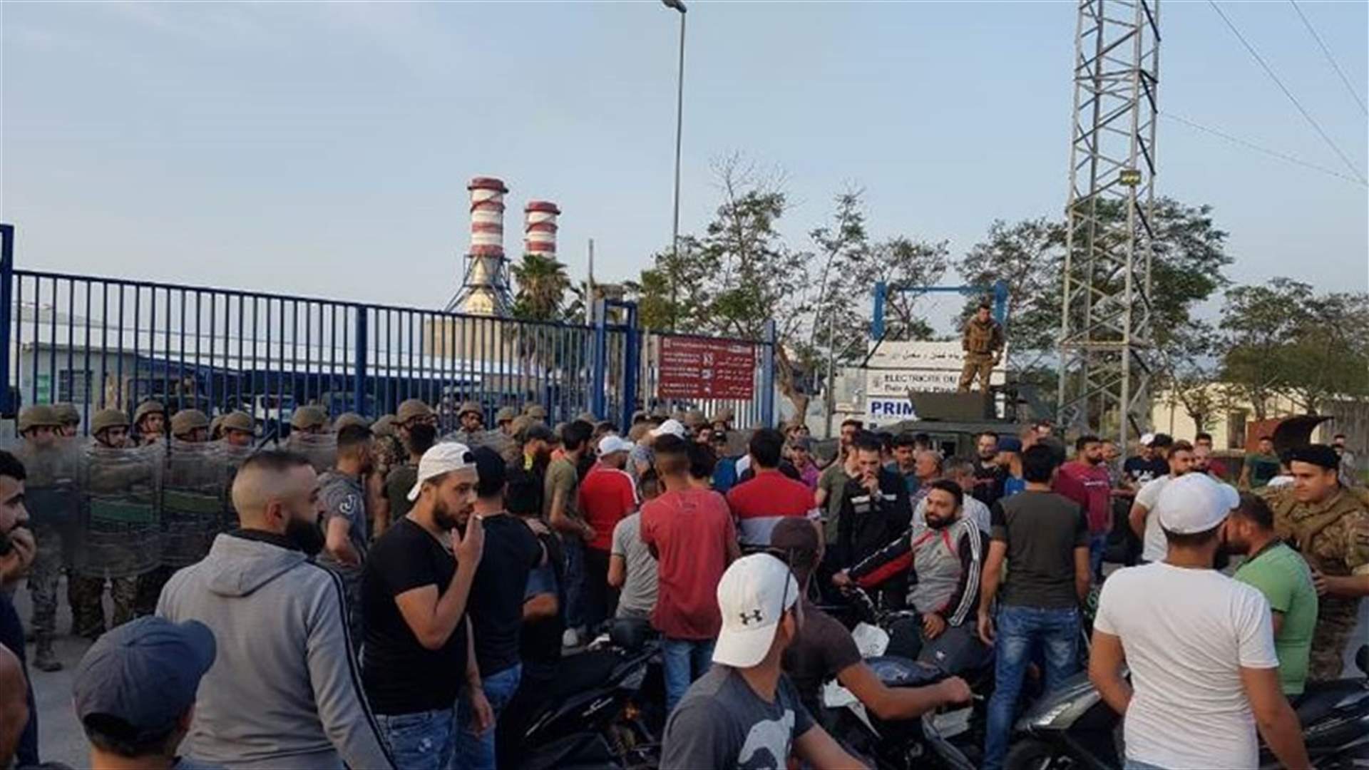 إعتصام أمام معمل دير عمار رفضا للتقنين الكهربائي