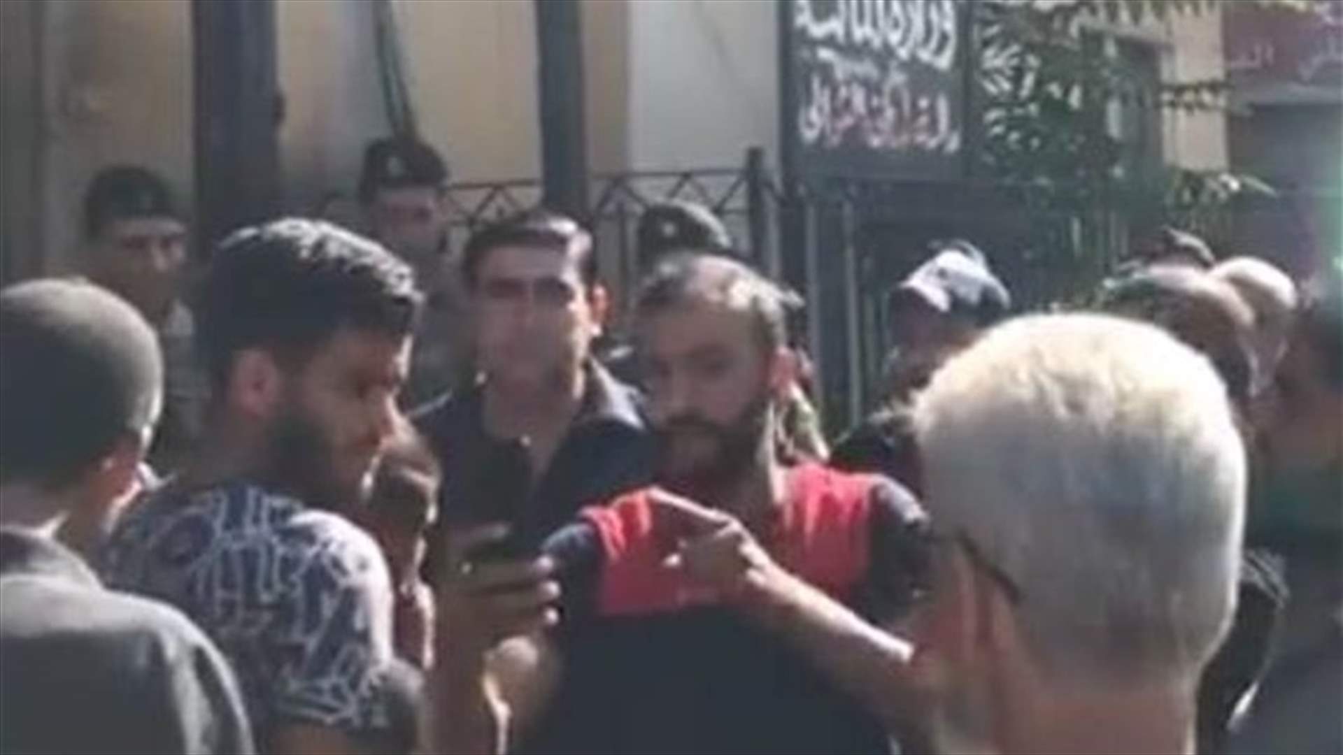 محتجون اقتحموا مبنى المالية في طرابلس
