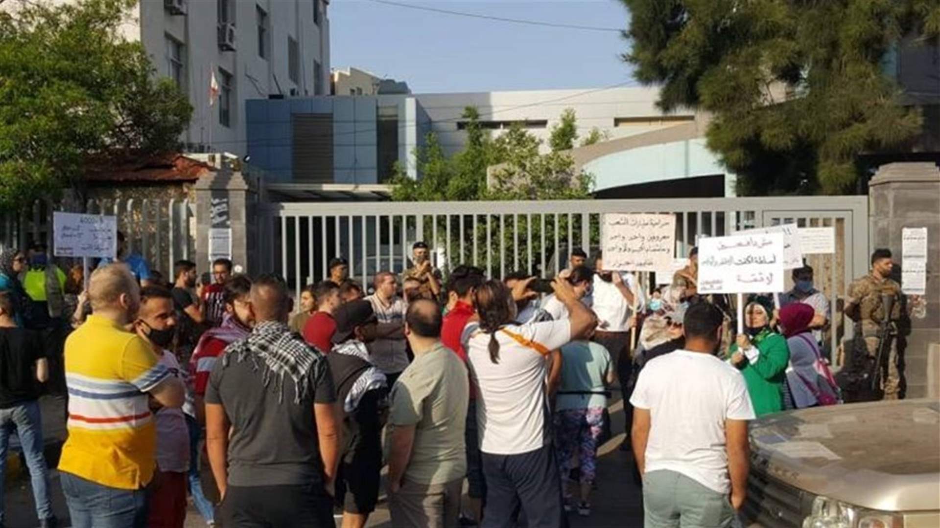 محتجون اقفلوا سنترال الميناء ومكاتب كهرباء قاديشا