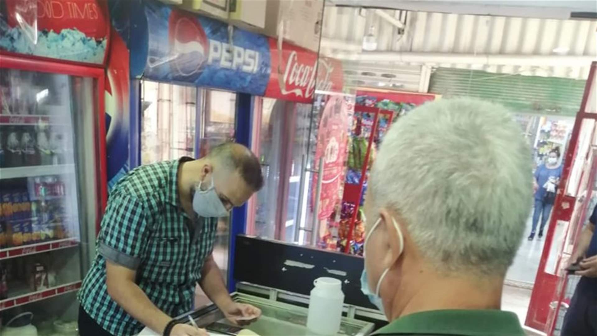 تسطير محاضر ضبط بحق محال سوبرماركت في شكا