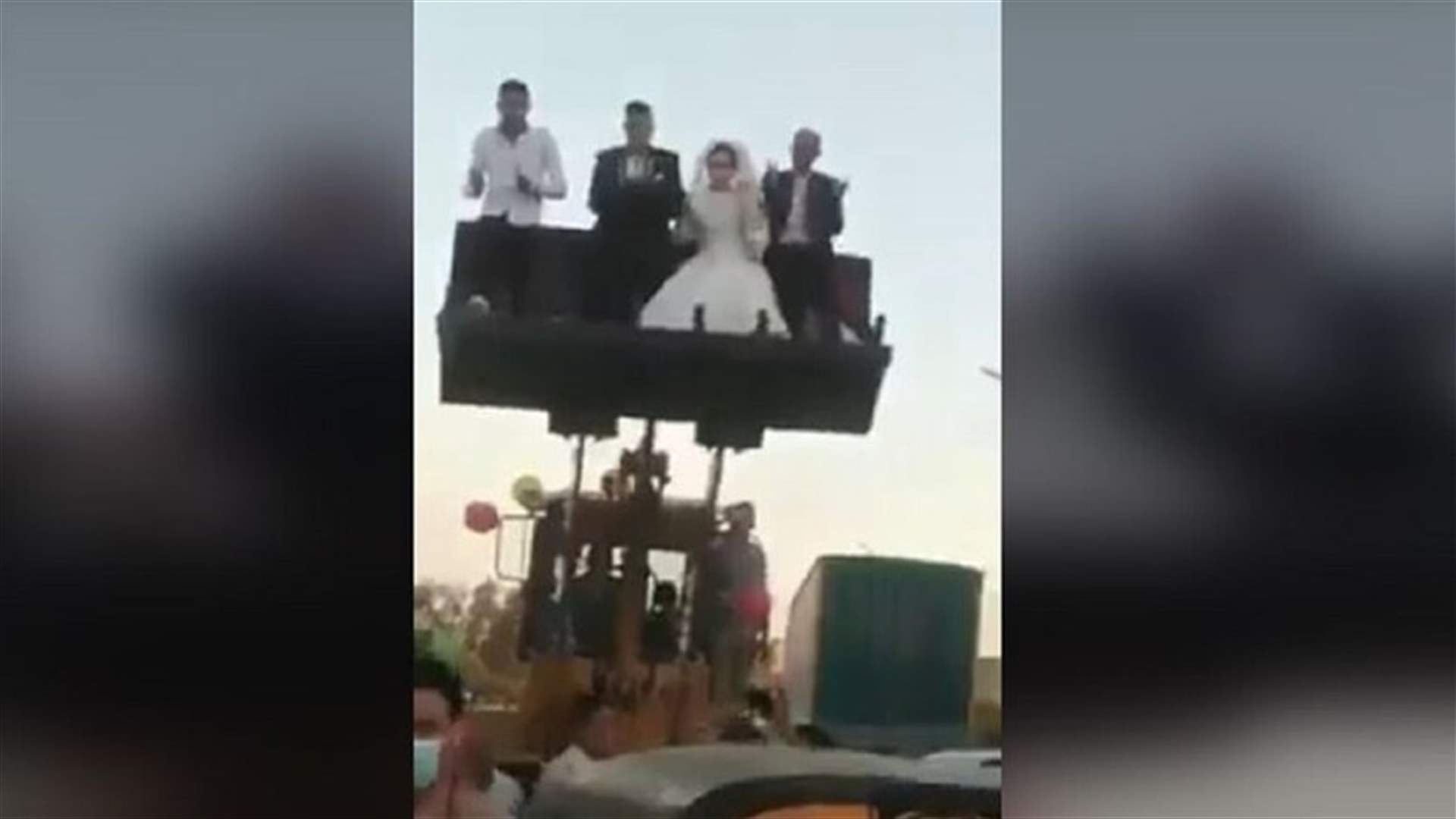 في زمن كورونا...زفة غريبة لعروسين في مصر (فيديو)