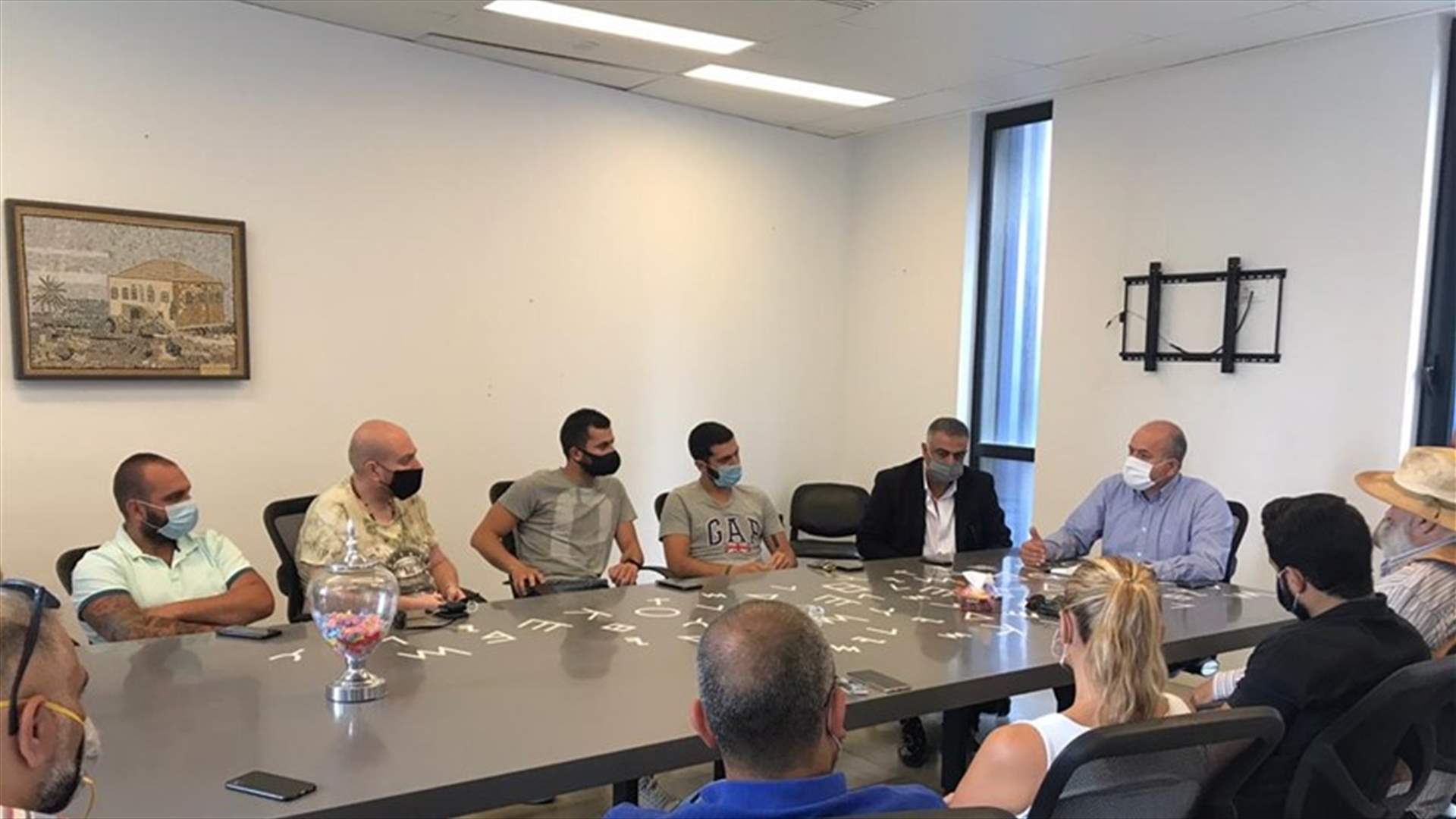 رئيس بلدية جبيل عرض مع وفد من أصحاب المقاهي والملاهي واقع القطاع: مفاجأة فنية سياحية قريبا في المدينة