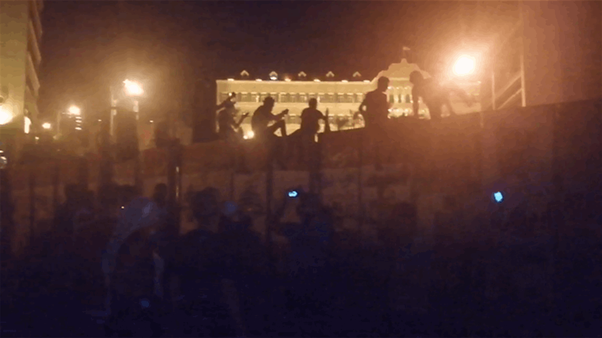 تجمع عدد من المحتجين في ساحة رياض الصلح رفضًا للتعيينات (فيديو)