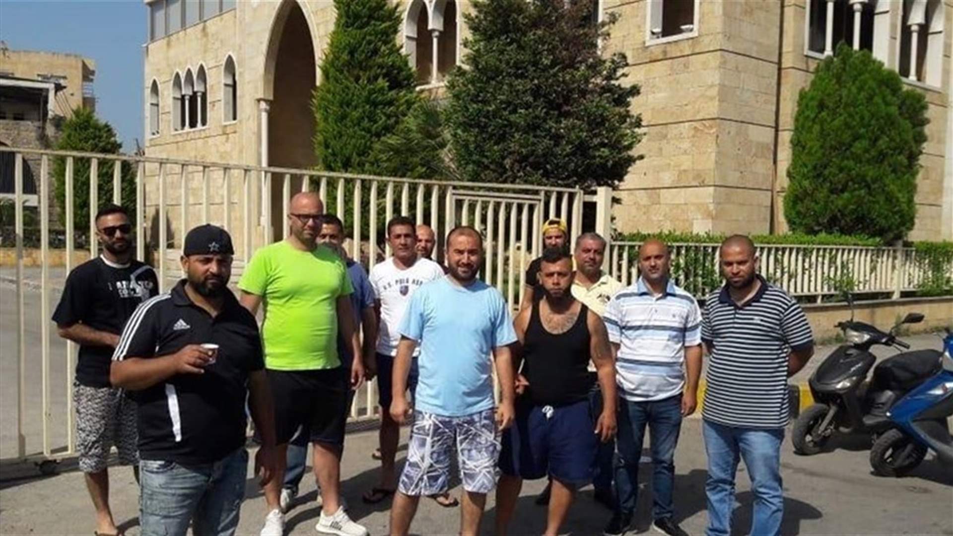 مياومو بلدية الميناء اقفلوا مداخل القصر البلدي وطالبوا بصرف رواتبهم