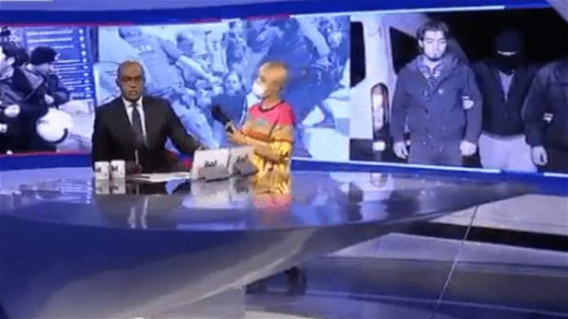 فيديو طريف... خبيرة مكياج تقتحم الإستديو وتحرج مذيع الأخبار مباشرة على الهواء