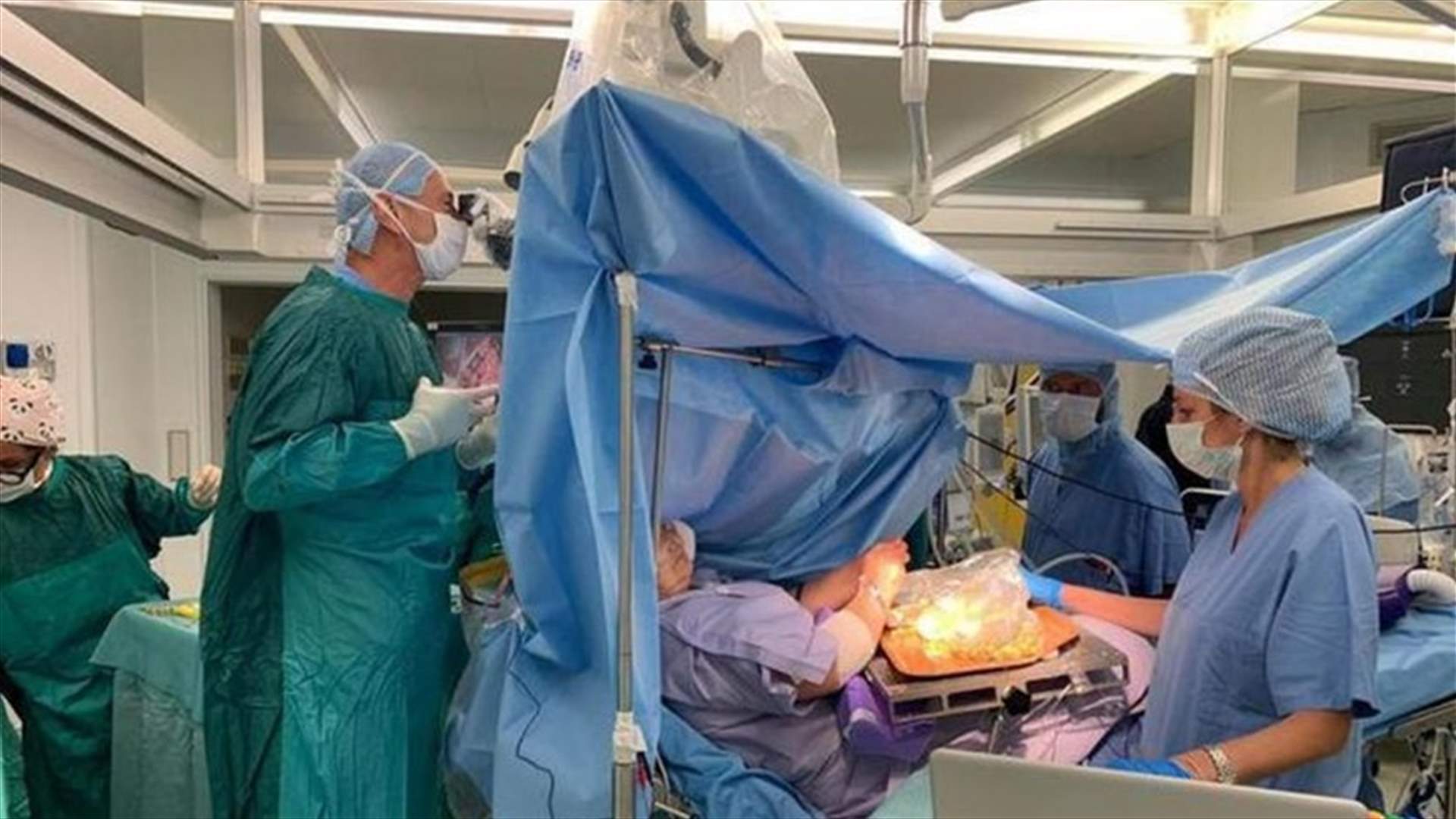 جراحة غريبة في حالة اليقظة... إيطالية تحشو الزيتون أثناء خضوعها لعملية في الدماغ