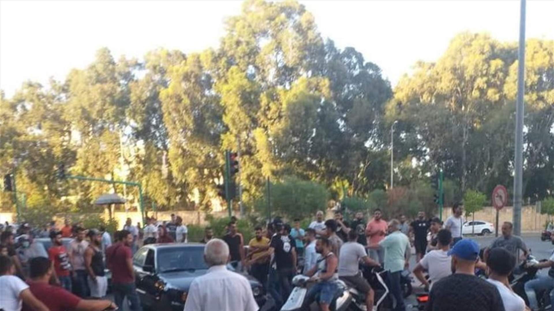 محتجون قطعوا طريق قصقص احتجاجا على ارتفاع سعر صرف الدولار وتردي الوضع المعيشي
