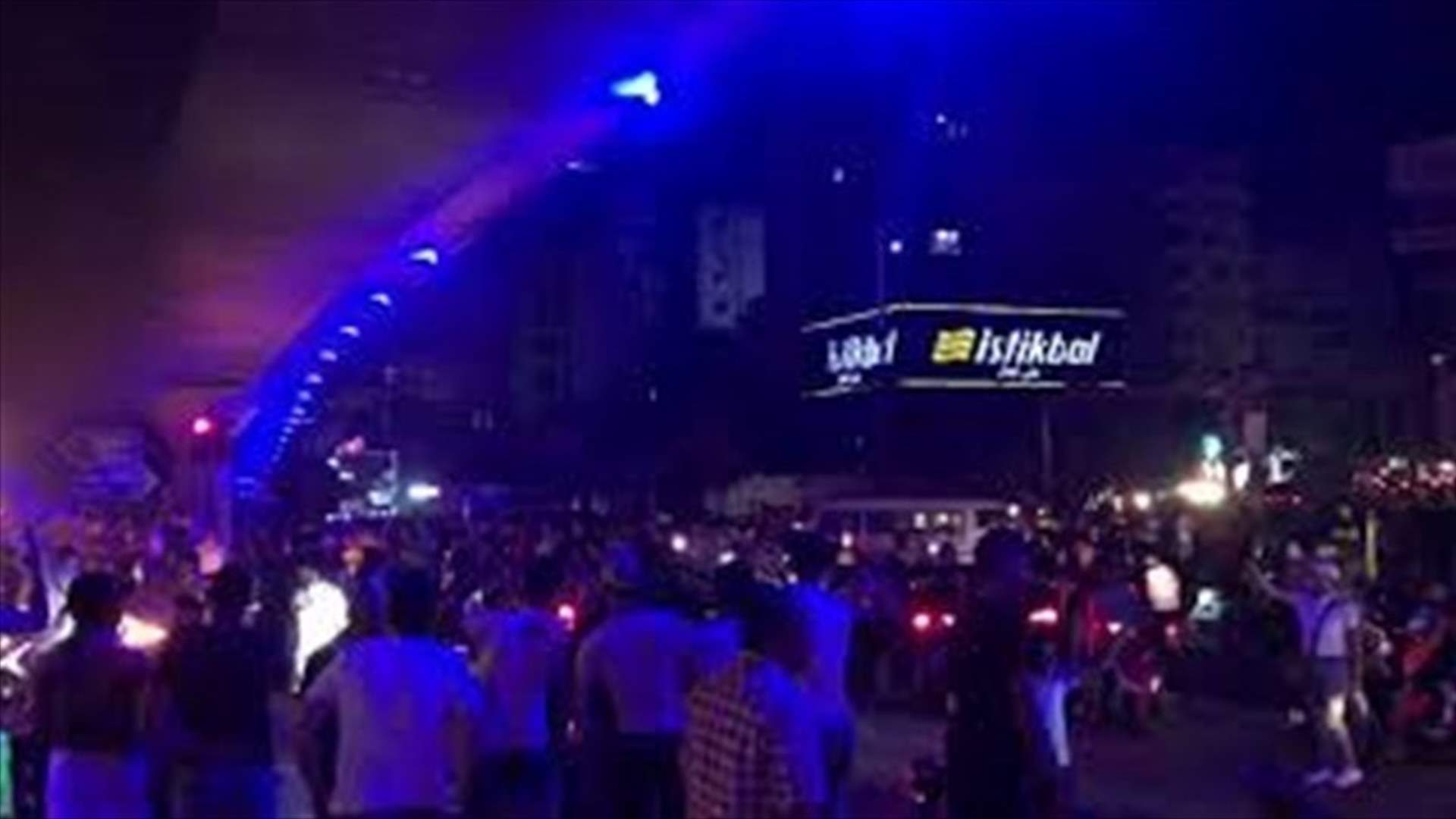 Airport road blocked by protesters-[VIDEO]