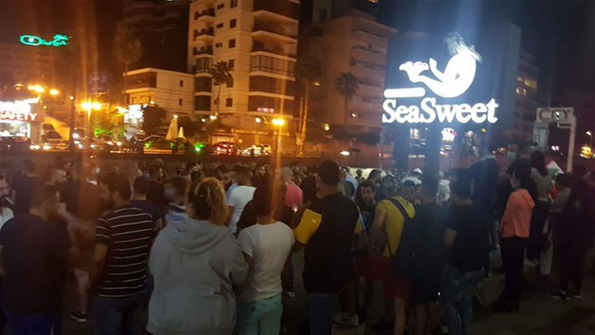 تجمّع لعدد من المتظاهرين على أوتوستراد الزوق (صورة)