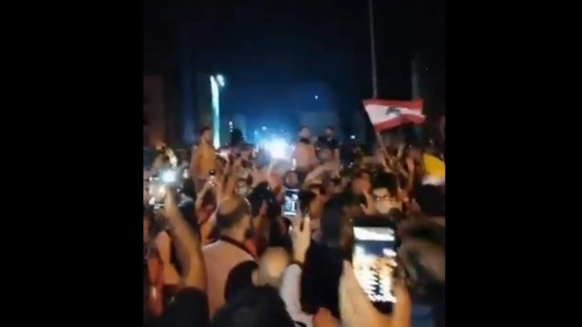 شبان من الضاحية ينضمون الى المتظاهرين على جسر الرينغ (فيديو)