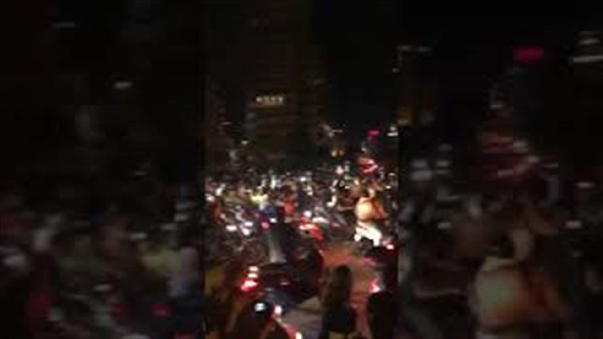 مسيرة من الدراجات النارية في وسط بيروت وإطلاق هتافات ضد الطائفية (فيديو)