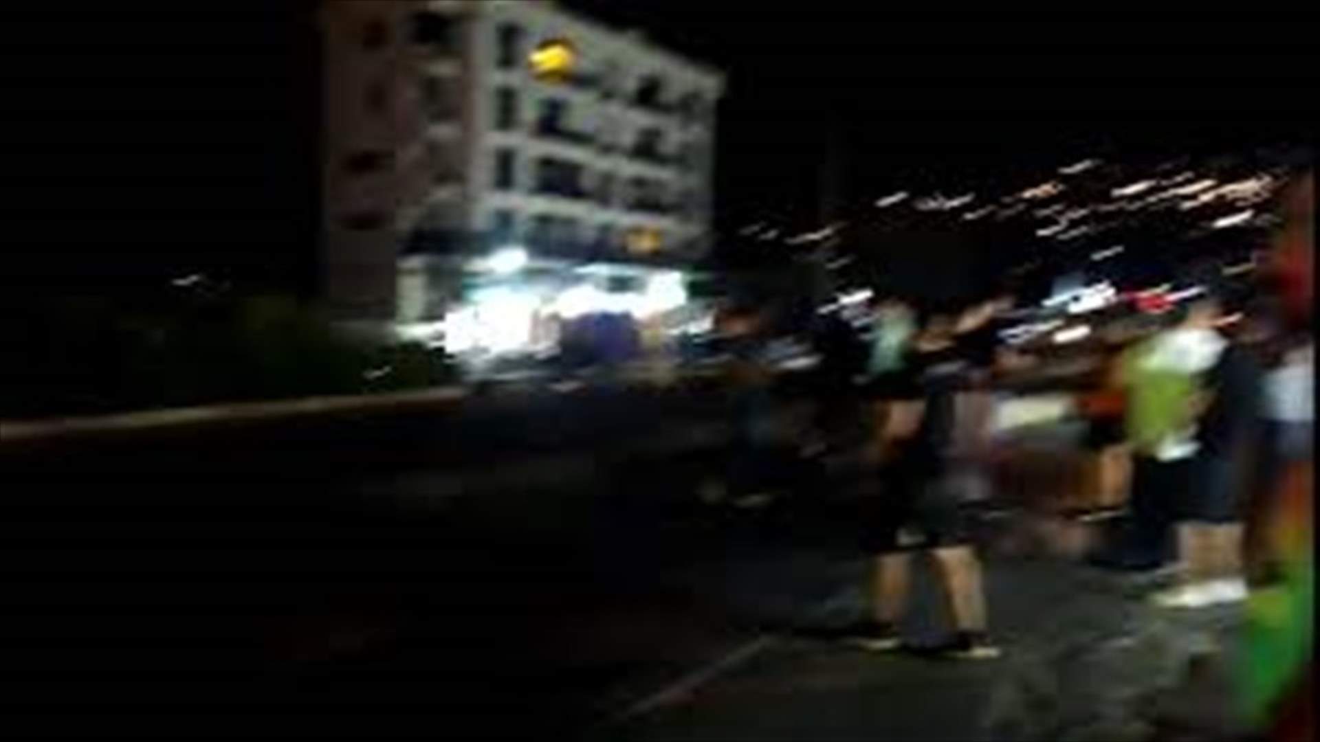 محتجون يقطعون السير محلة غزير (فيديو)