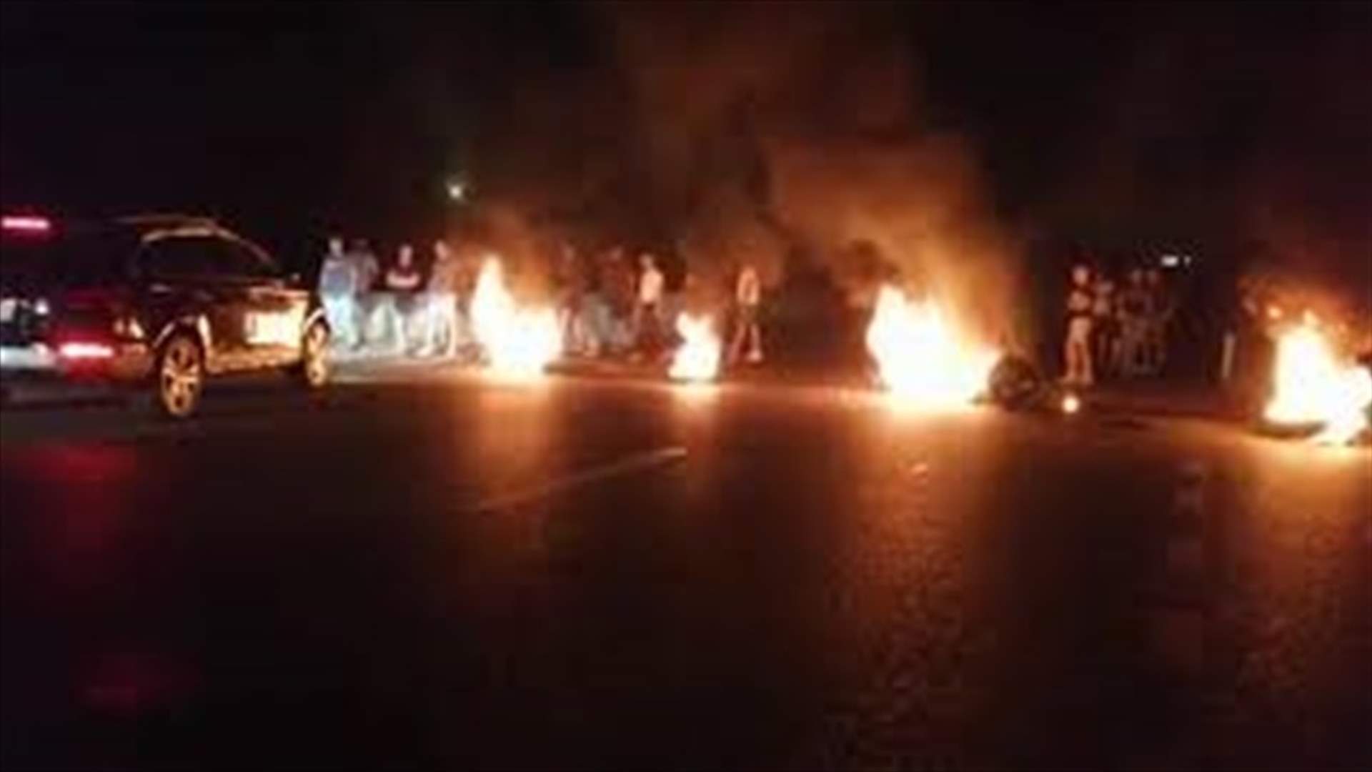 قطع المسلك الشرقي من اوتوستراد صيدا الجنوب في الغازية (فيديو)