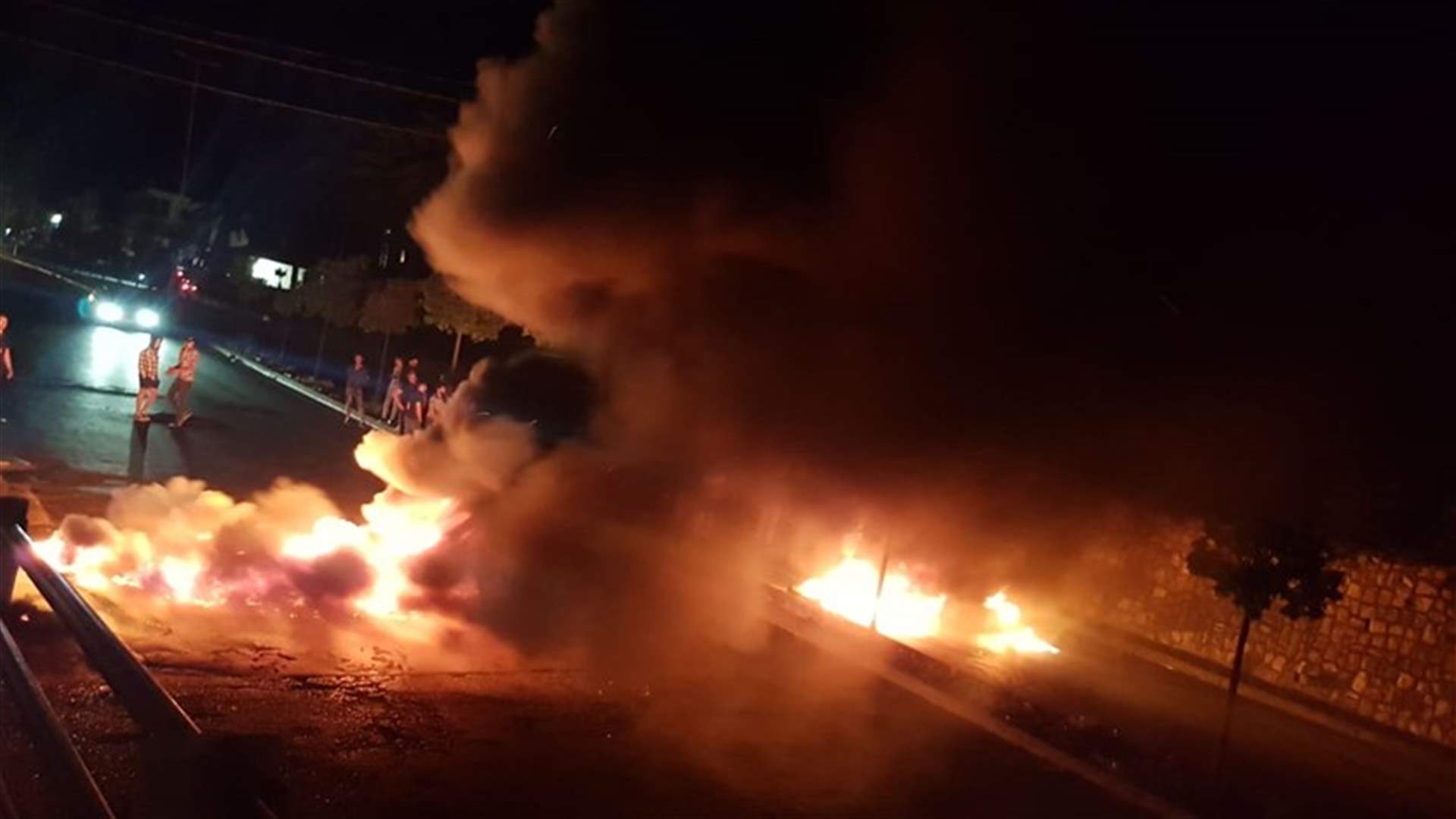 شوارع لبنان تغلي على وقع غليان الدولار... ما هي الطرقات المقطوعة لليوم الجمعة؟