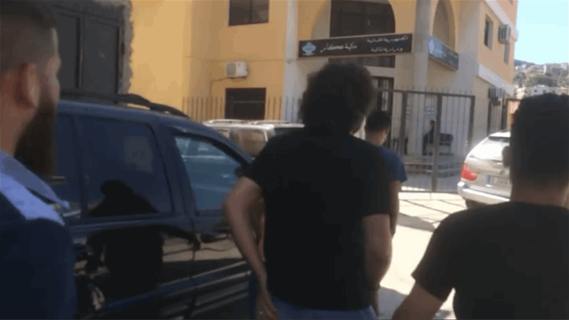 محتجون يقفلون الدوائر الرسمية في حلبا