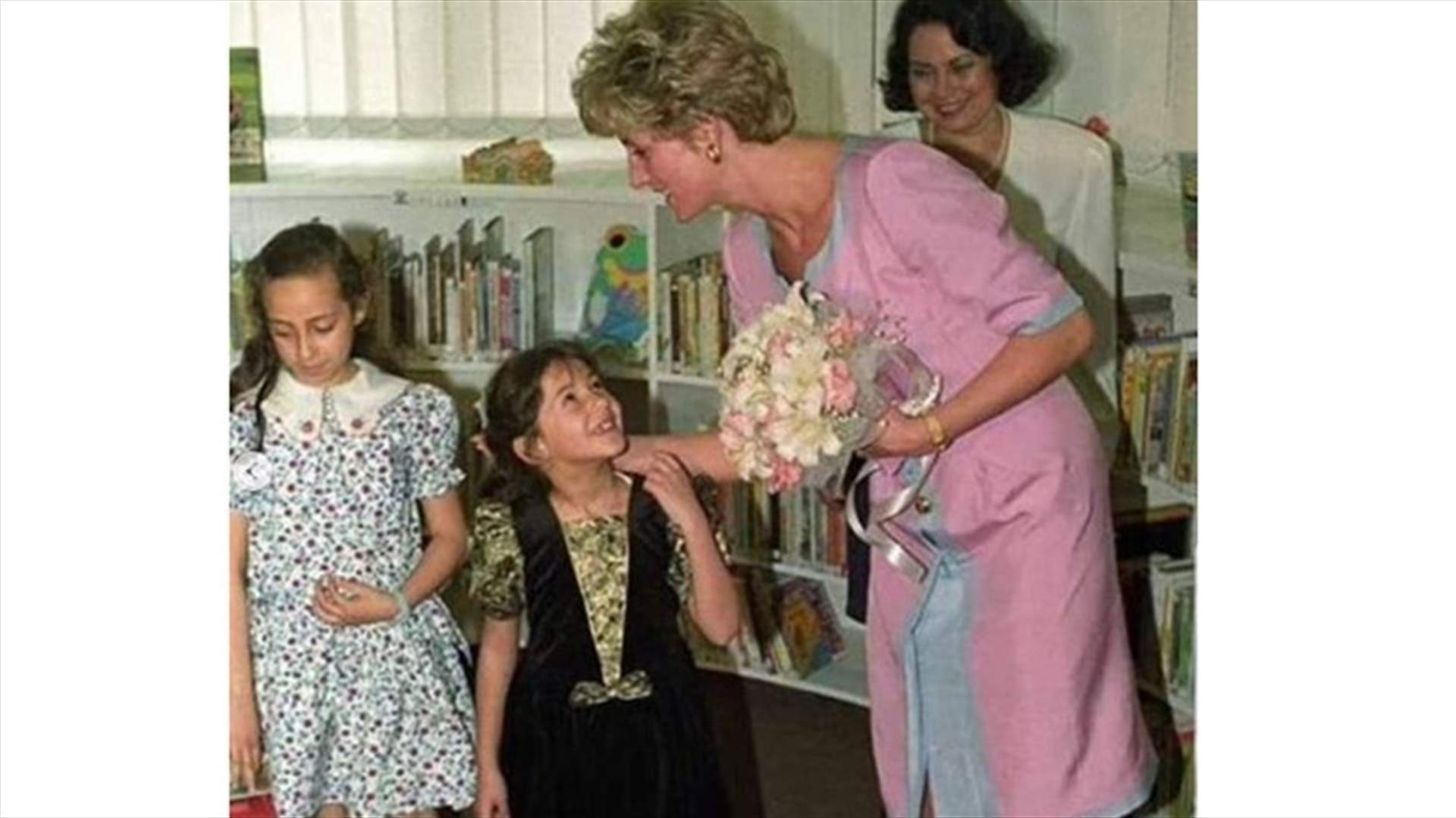هذه الطفلة مع الأميرة ديانا أصبحت نجمة عربية.. من هي؟
