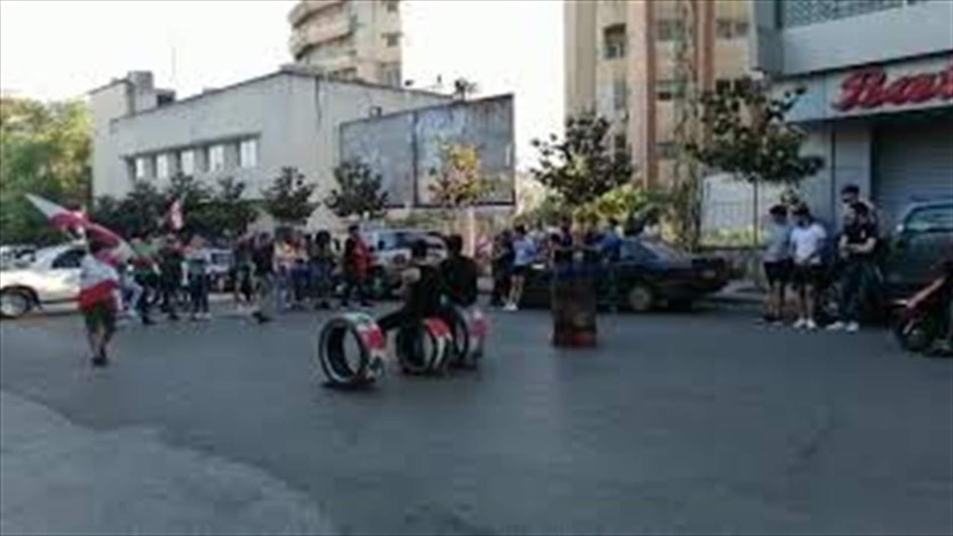 اعتصام لحراك النبطية... وقطع الطريق قرب السراي (فيديو)
