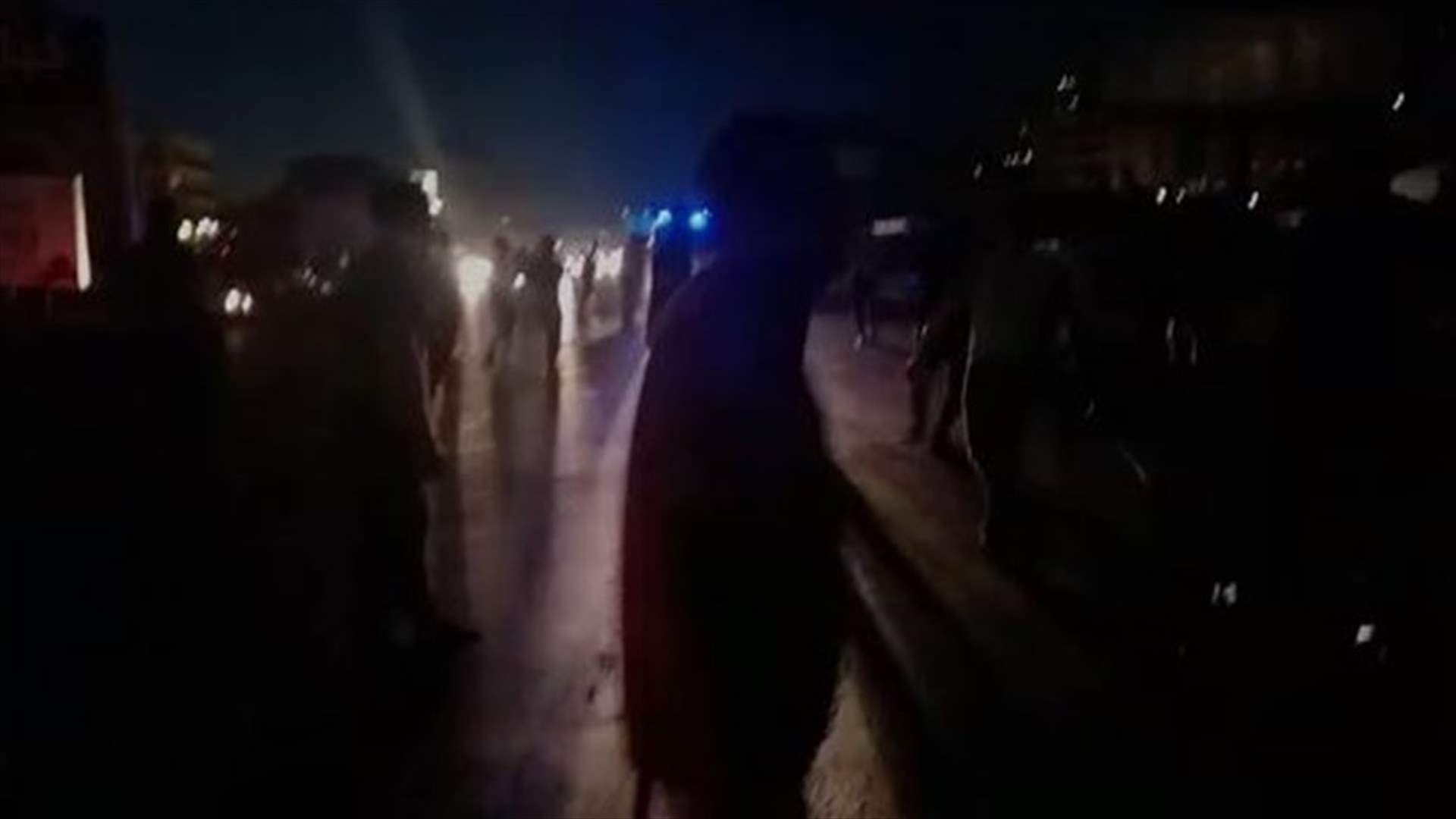 رفضوا فتح الطريق في خلدة... فتعرض أحد المتظاهرين للصدم