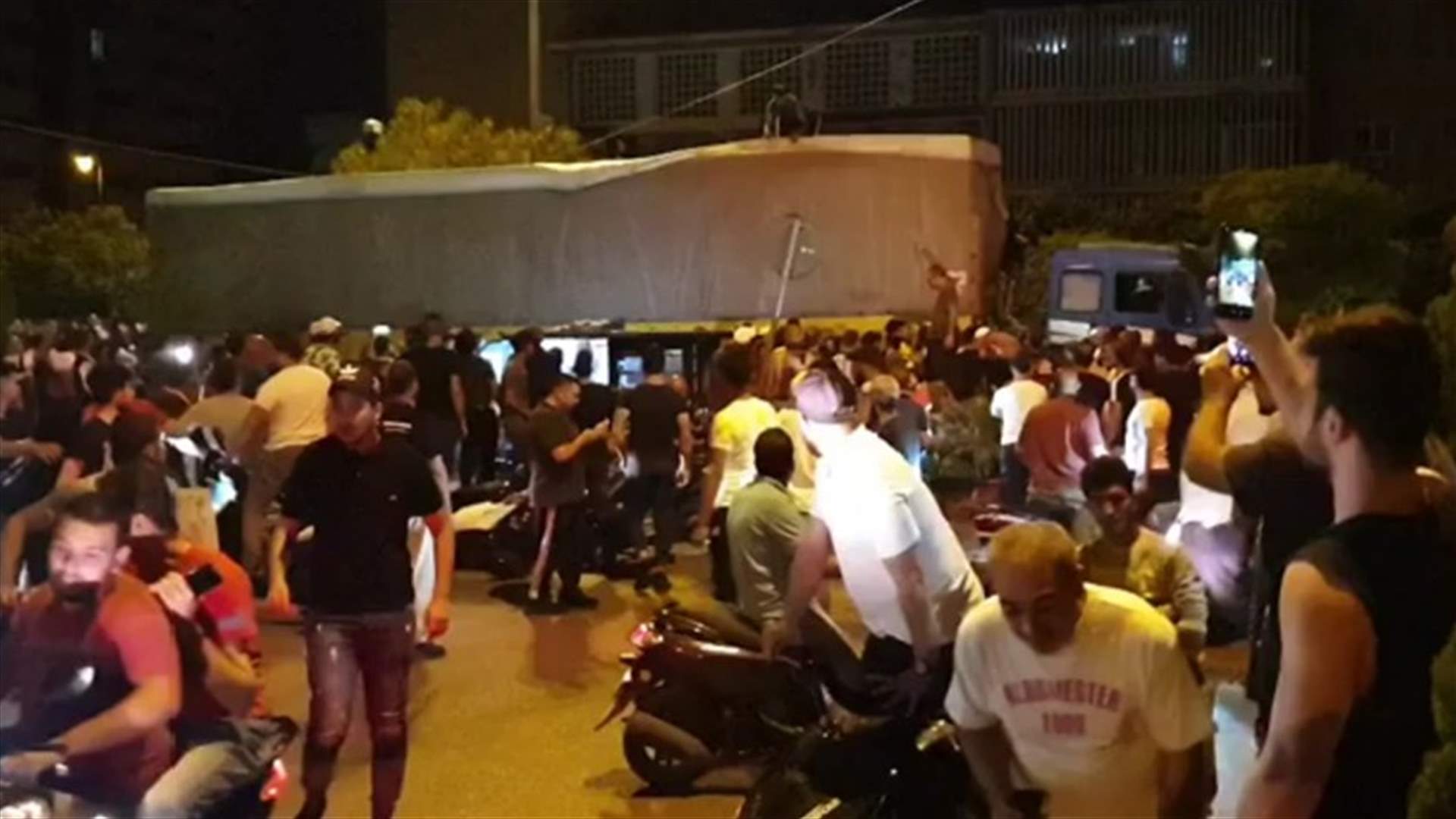 الجيش منع محتجين من السيطرة على شاحنتين محملتين بالمواد الغذائية في طرابلس