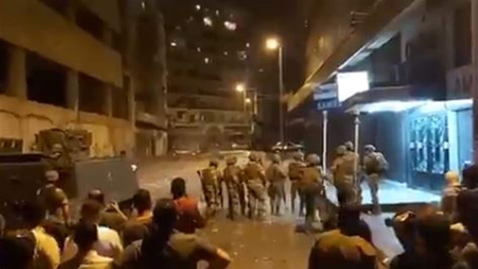 كر وفر بين الجيش وشبان في طرابلس... وسقوط اصابات (فيديو)