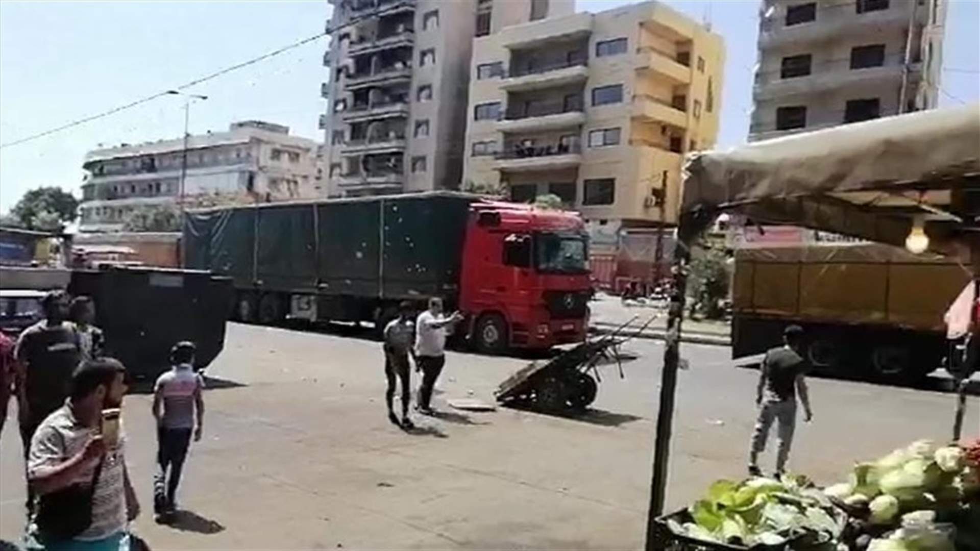 اعتراض شاحنات في طرابلس... والجيش يتدخل (فيديو)