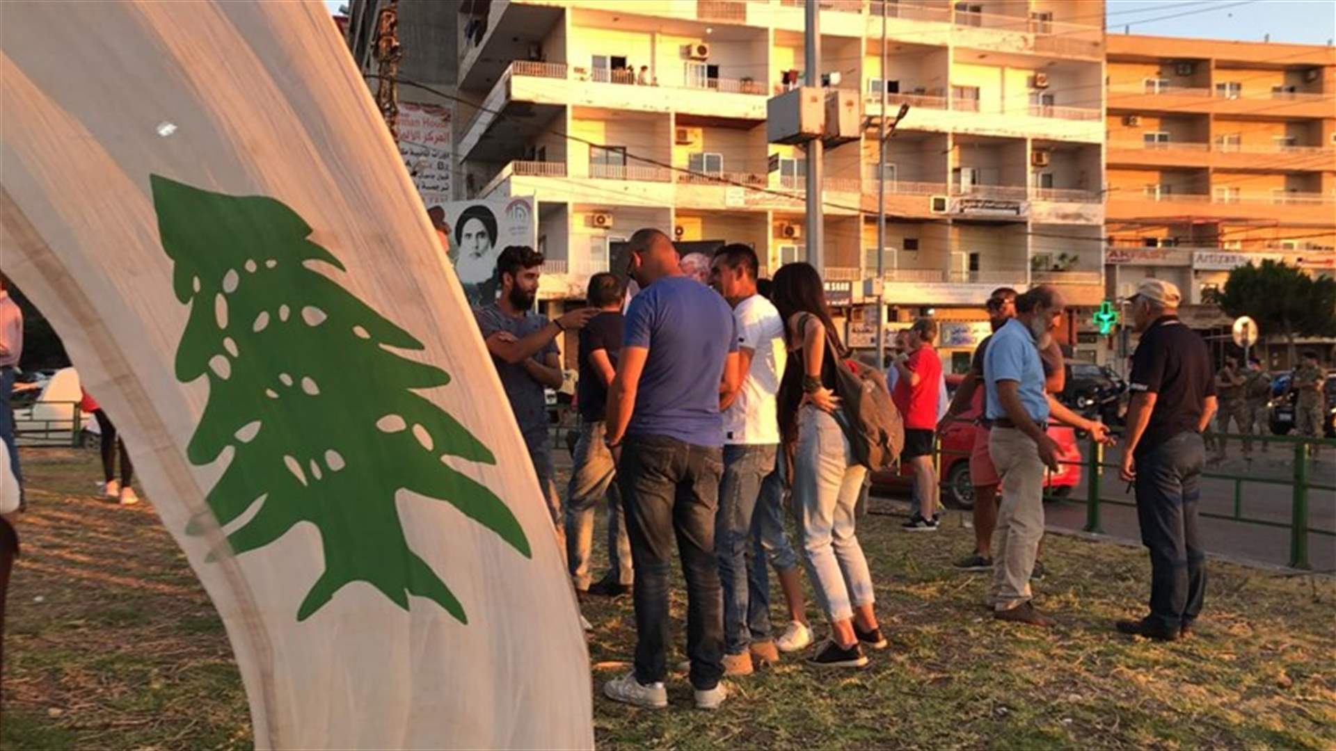 وقفة احتجاجية في ساحة العلم في صور
