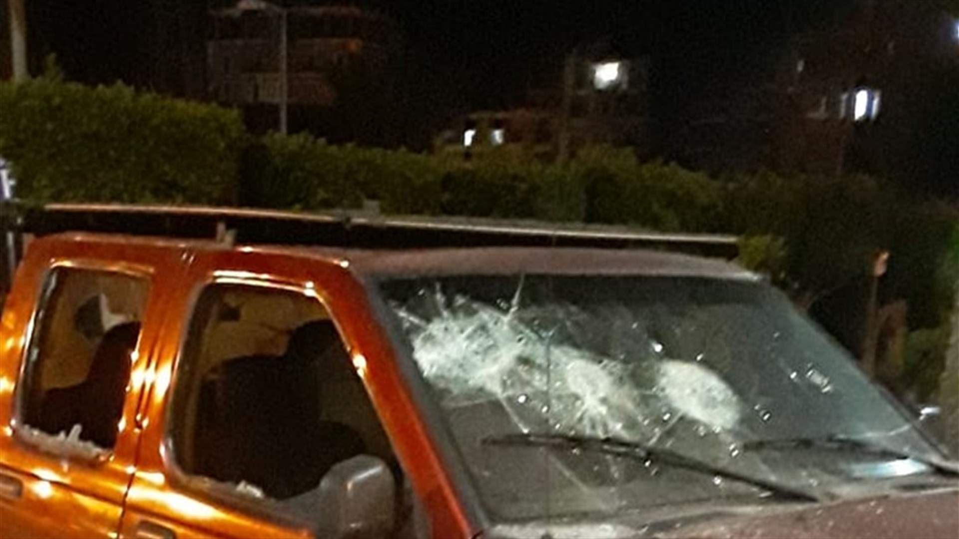 تحطيم زجاج سيارة تابعة لبلدية طرابلس