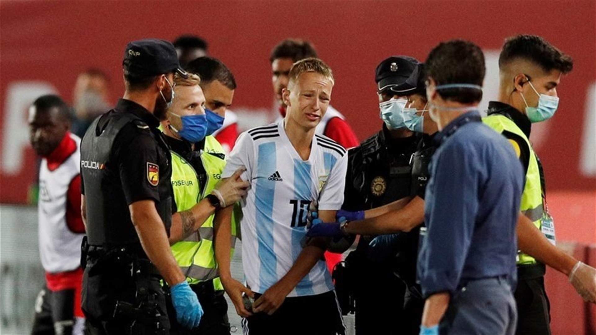 Closed doors no obstacle to selfie-seeking Messi fan-[PHOTOS]