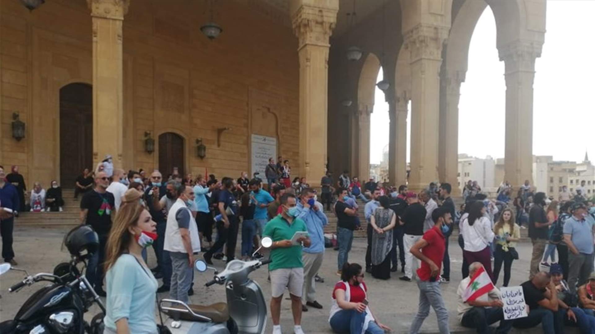 متظاهرون في ساحة الشهداء تحت عنوان &quot;لبنانية ضد الطائفية&quot;... واشكالات متفرقة