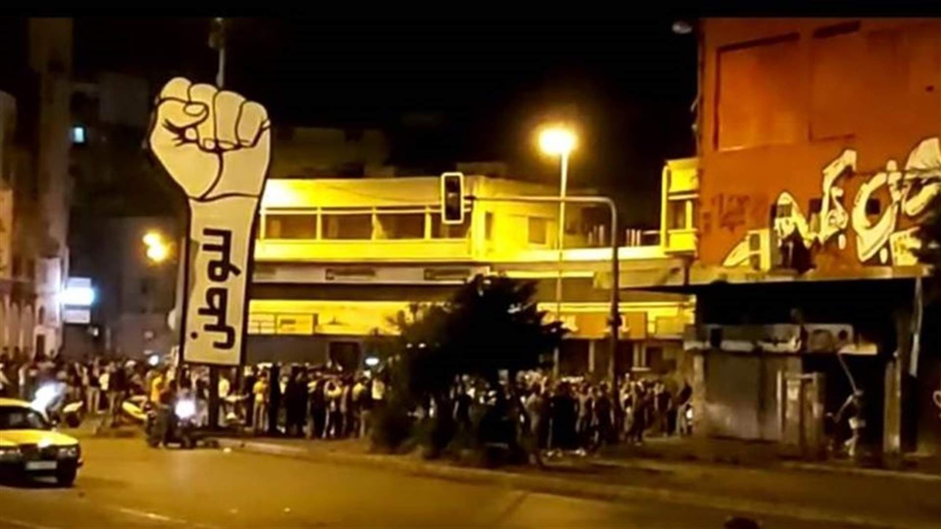 شبان قطعوا مسارب ساحة النور ورشقوا عناصر الجيش بالحجارة... وآخرون تدخلوا للتهدئة